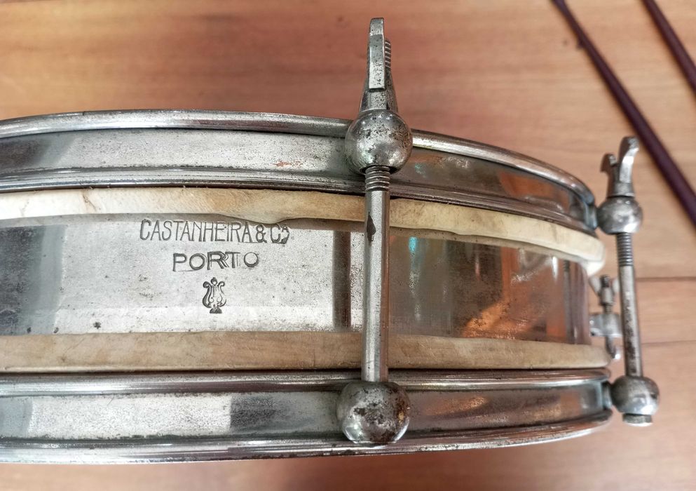 Antigo tambor baquetas e duas cornetas Mocidade Portuguesa