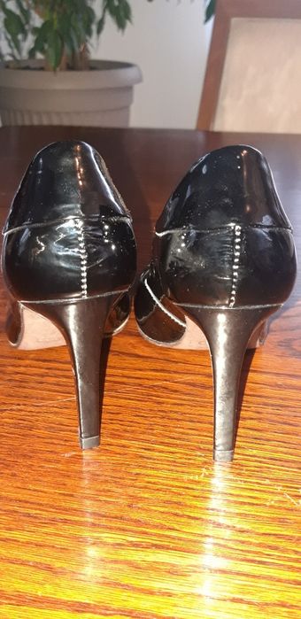 Czarne czółenka lakierowane GUCIO r 36