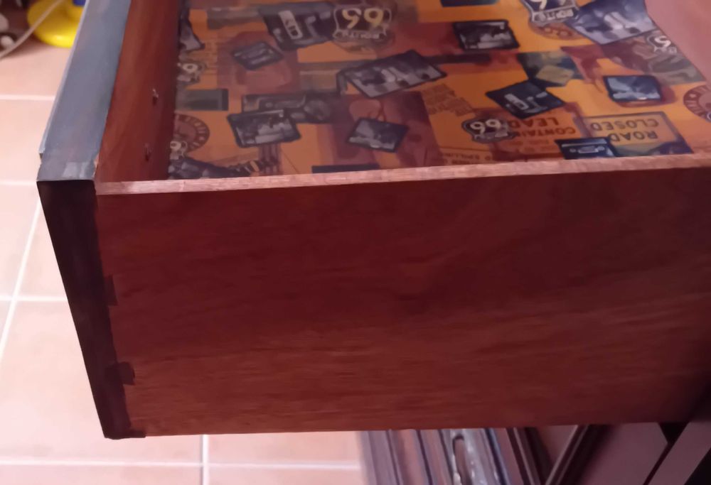 Vendo Cómoda em Madeira Maciça