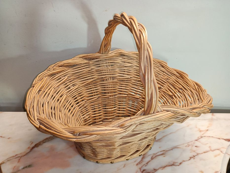 Cesto em vime feito artesanalmente, perfeito estado de conservação.
Me