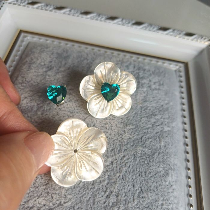 Brinco de coração em zirconia verde turmalina banhada a ouro branco no aço inoxidável