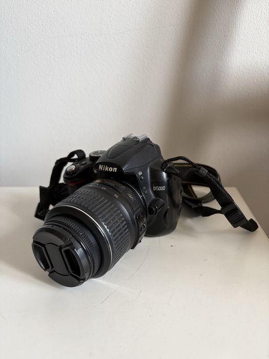 Lustrzanka Nikon D5000 z obiektywem