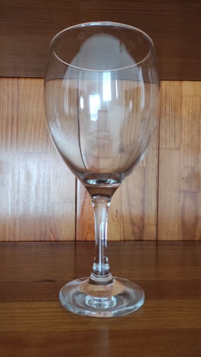 Copos de vinho altos e largos428572809805189121