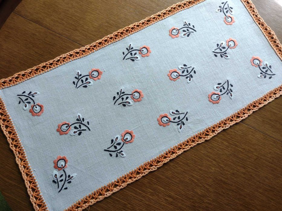 Bieżnik z babcinej komody- haft ręczny na lnianym płótnie