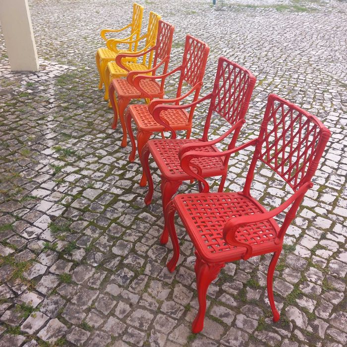 Mesa de refeições, feita de ferro, ideal para exteriores.