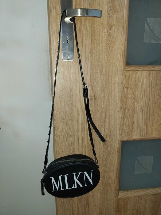 Młodzieżowe torebki, jedna  z ćwiekami