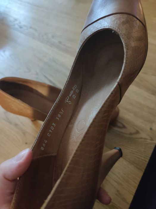 Camelowe skórzane buty na obcasie RYŁKO 38 1/2