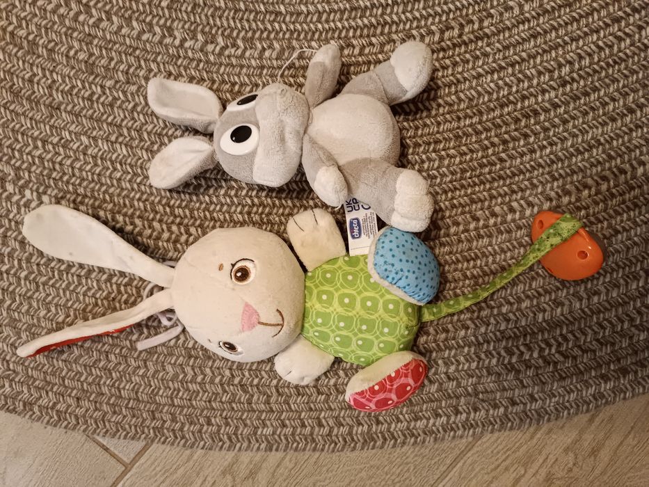 Іграшки-кролики.