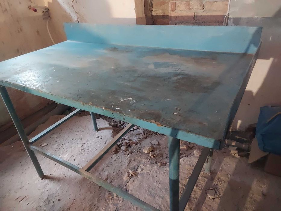 Sprzedam używany metalowy stół ślusarski