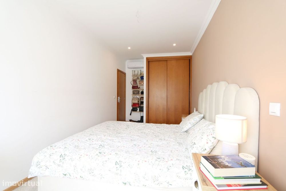Apartamento T2 às portas de Lisboa, com varanda, vista e estacionamen