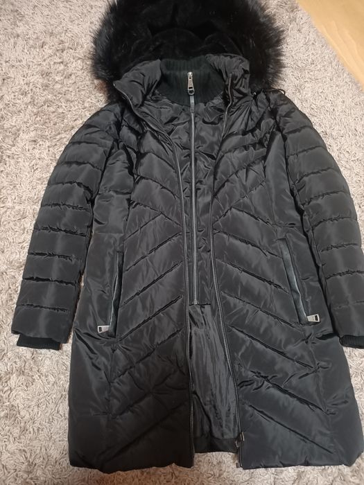 DKNY DL2MPE70 Pikowany płaszcz zimowy ze sztucznym futrem czarny ciepł