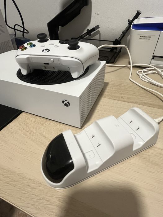 Xbox serie S + 2 comandos + monitor