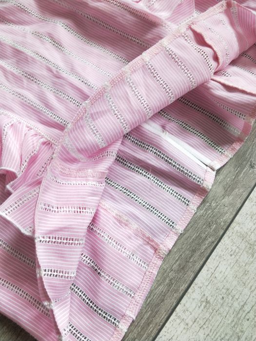 Розовая блузка с рюшами