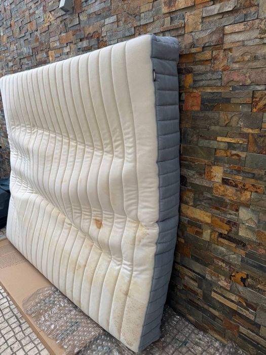 Colchão 180x200 cm – ótimo estado (apenas pequena marca)