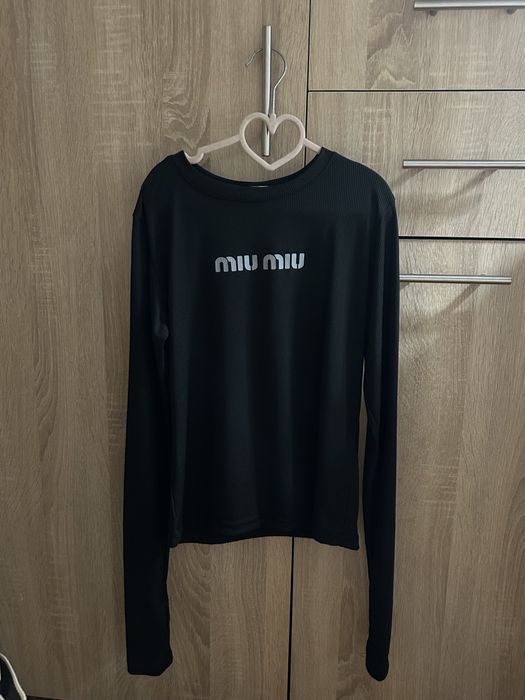 лонг з написом miumiu