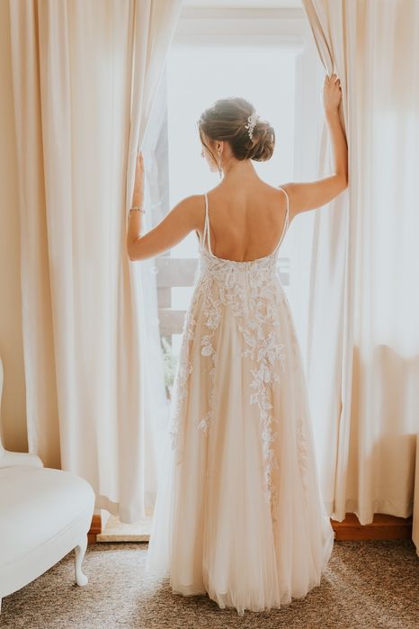 Suknia Ślubna z odkrytymi plecami