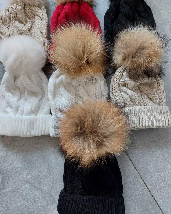 Elegancka czapka z pomponem naturalne futerko jenot kolory