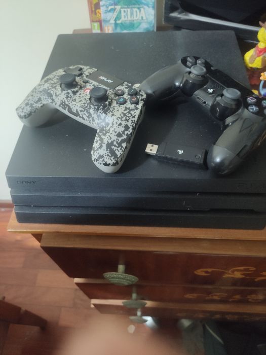 PS4 Pro 1TB 4K – Caixa Original + 2 Comandos + 3 Jogos (GTA V, RDR2)
