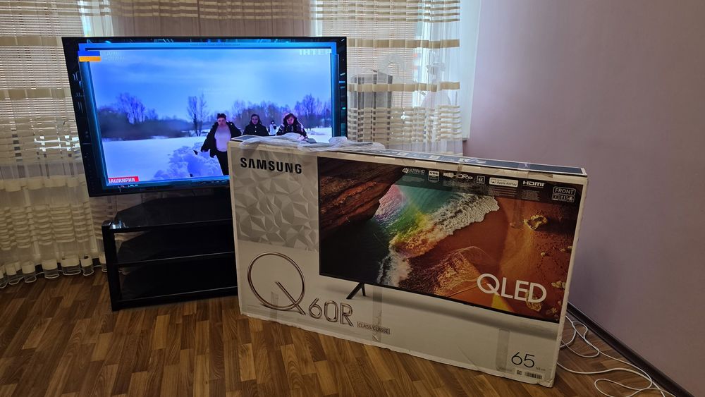 Телевізор Samsung  QE65Q60RAT + тумба с кронштейном