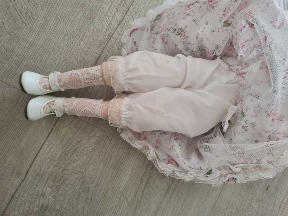 Boneca de porcelana colecionável