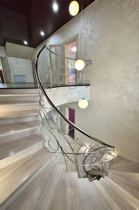 Продам добротный 2-х эт. дом 285 м2 в Обуховке, озеро Попасное, лес