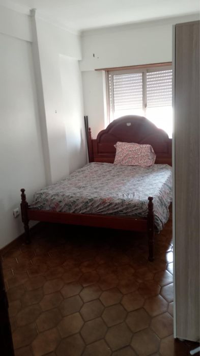 Quarto de solteiro para alugar com contrato na arrentela