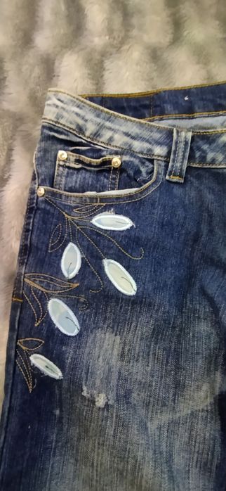 Джинсы с вышивкой средняя посадкой 48р