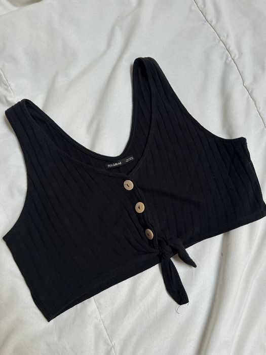 Top curto preto com botões