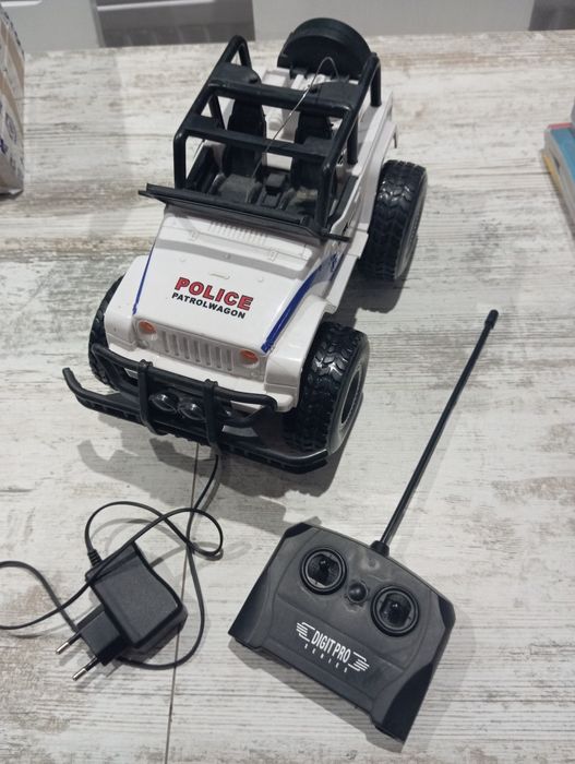 Jeep policyjny zdalnie sterowany