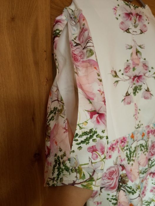 Piękna sukienka w kwiaty
