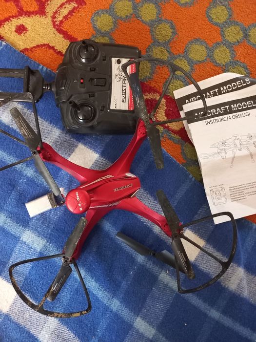 Uszkodzone zabawki: pistolet, dron, autko sterowane.
