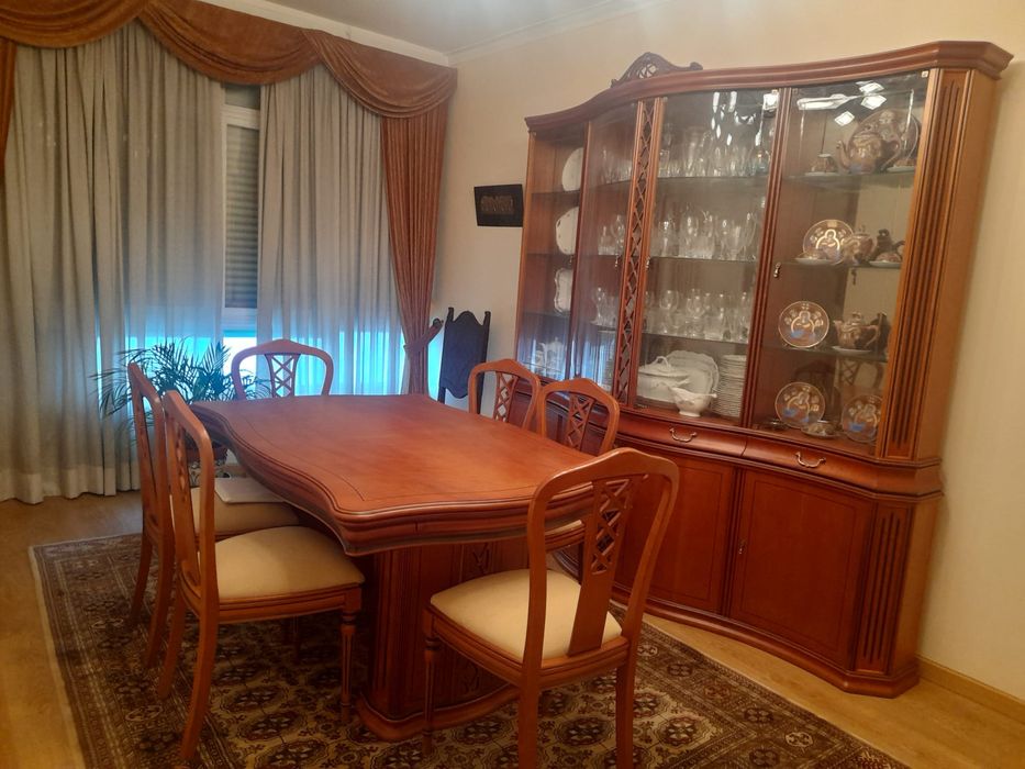 Conjunto completo ( mesa , cadeiras e móvel )