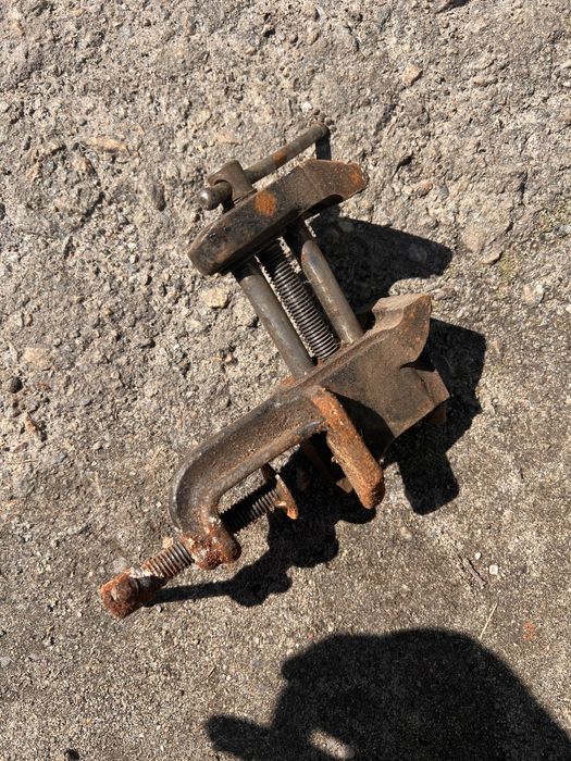 Продам тиски маленькие б/у