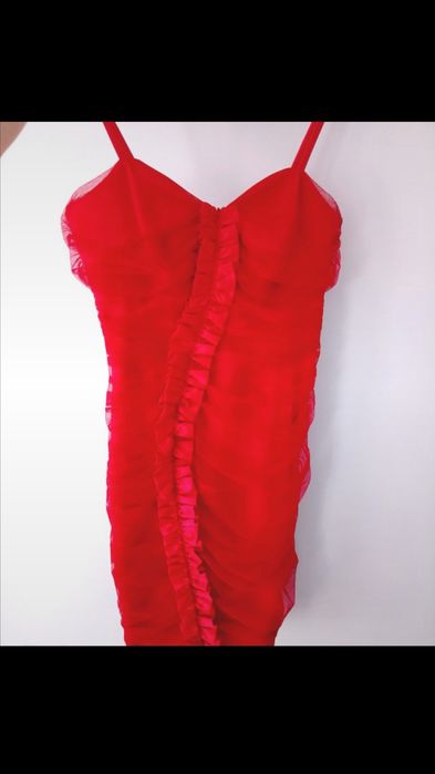 Elegancka czerwona sukienka
