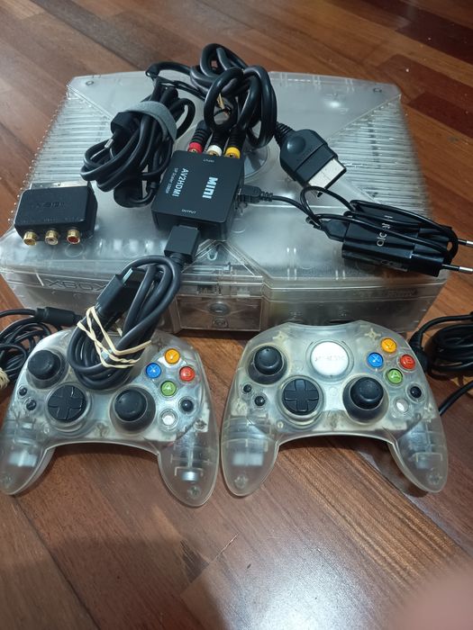 X box com 2 comandos com adaptador para hdmi