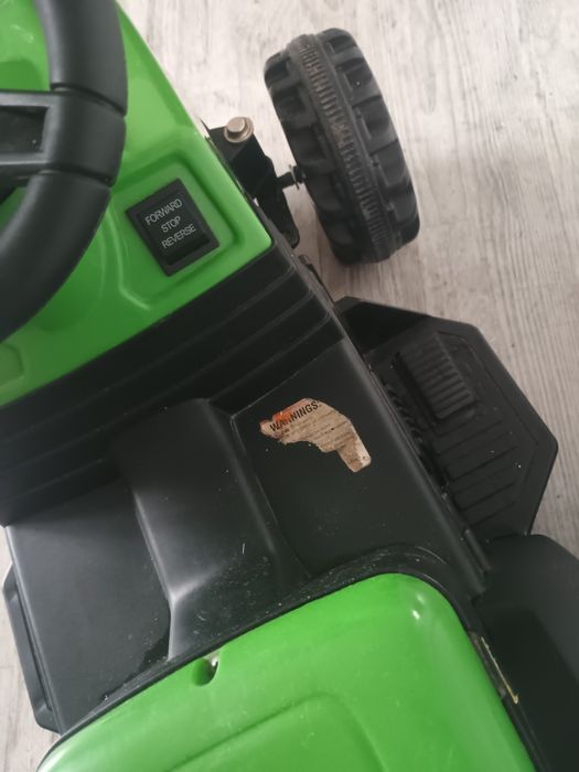 Traktor na baterie, akumulator, sam jeździ