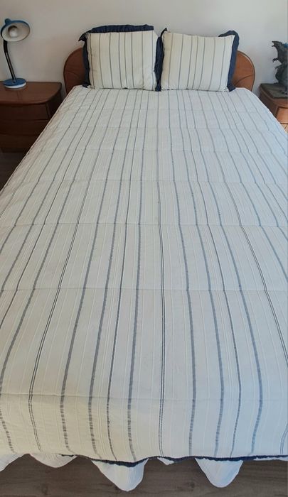 Conjunto de edredão com duas almofadas em tons de branco e azul
