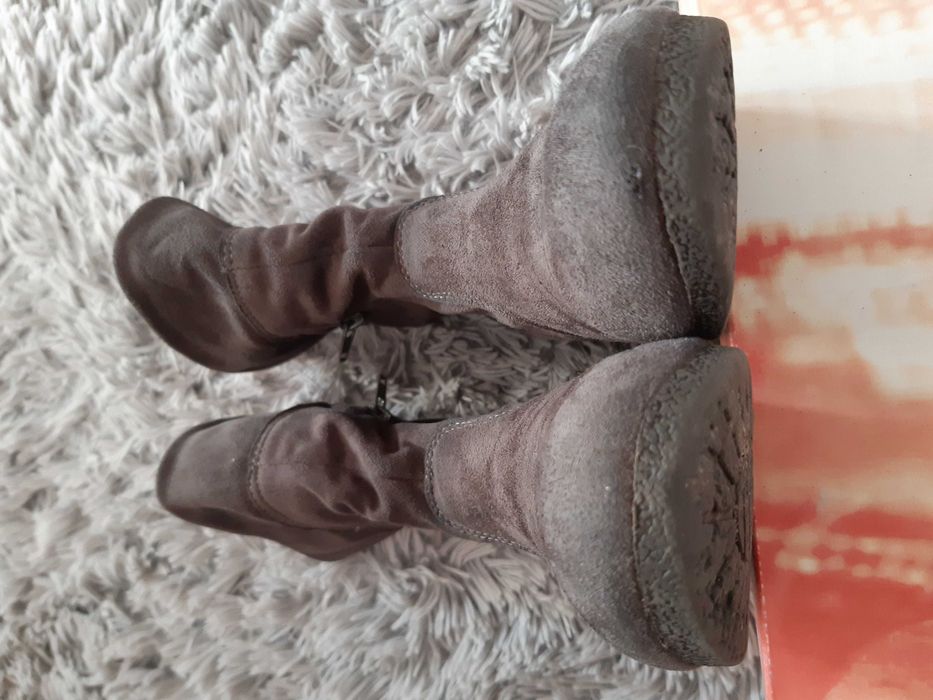 Płaskie, szare, zamszowe kozaki Graceland