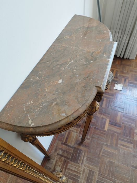 Credência com espelho biselado em moldura dourada