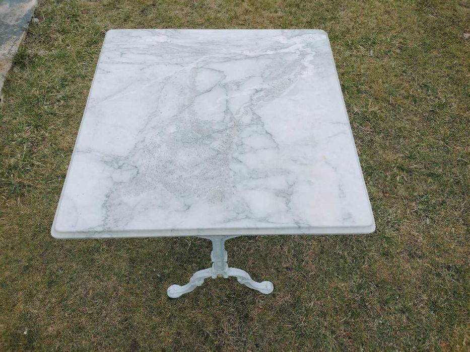 Zeliwny stół tarasowy z marmurowym blatem