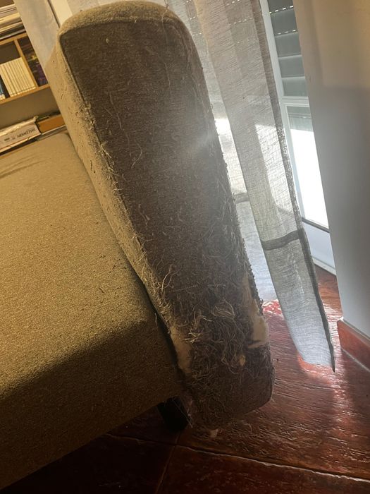 sofá cama um pouco degradado nas laterais