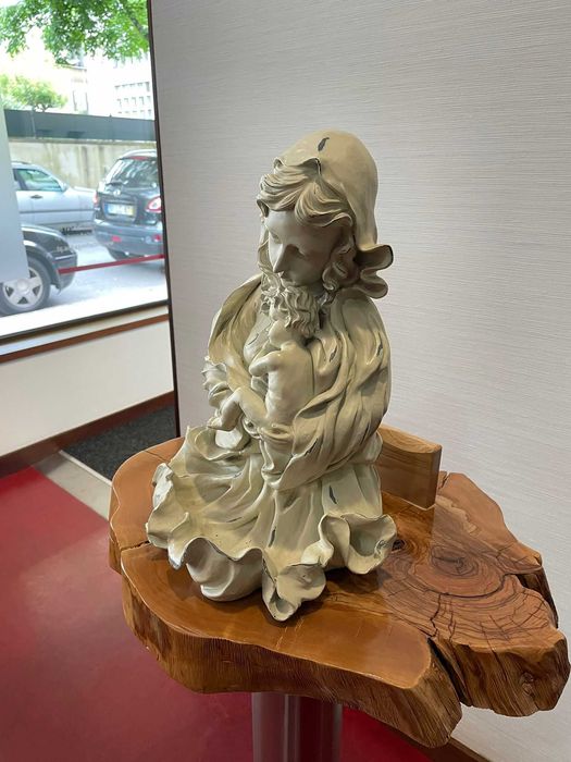 Estátua de Nossa Senhora com o Menino