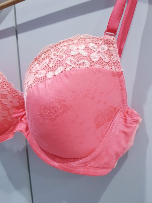 Damski biustonosz z delikatnym wypelnieniem