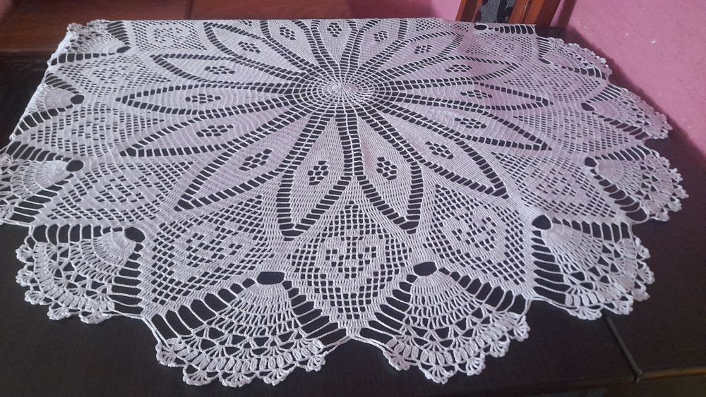 Вязана крючком скатерть