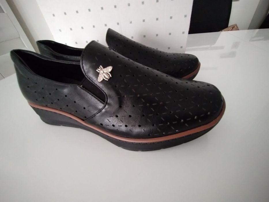 Półbuty damskie na platformie z oryginalną ozdobą ,,Jezzi