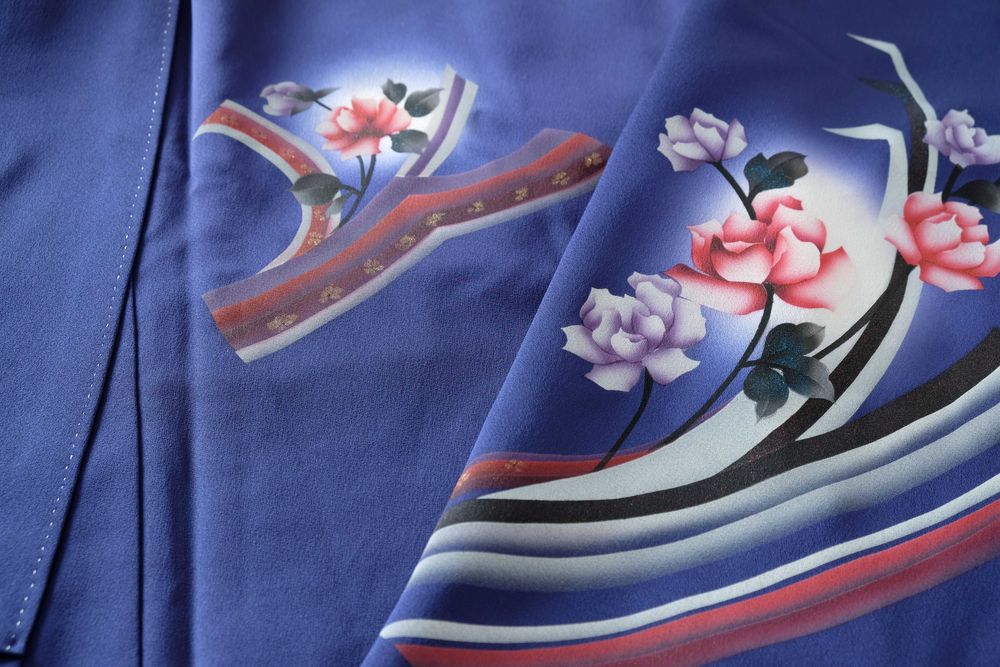 Japońskie granatowe kimono houmongi w pasy i kwiaty