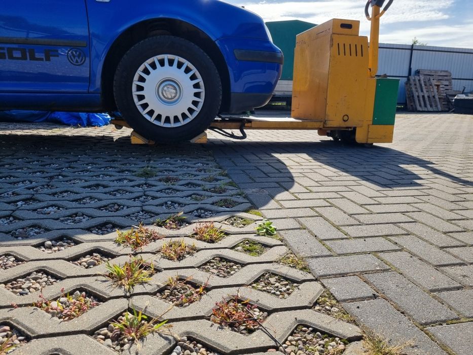 Wózek elektryczny do przestawiania pojazdów