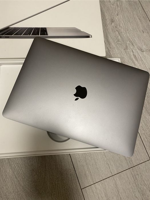 Macbook Pro, 2018г., идеал, комплект