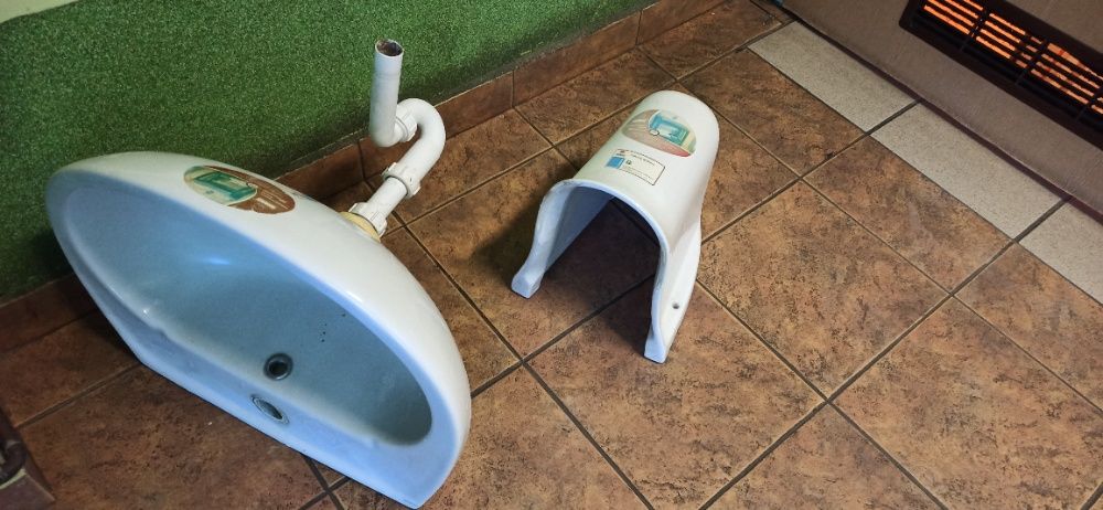 umywalka z osłoną syfonu