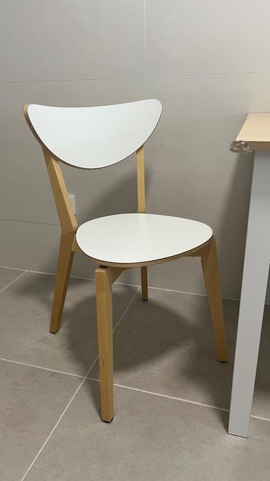 Mesa de jantar + 2 cadeiras